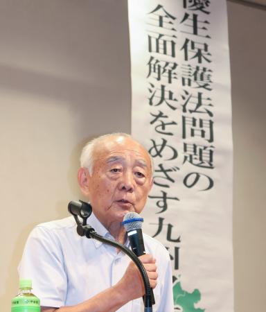 　旧優生保護法を巡る問題の全面解決を目指す集会で話す徳田靖之弁護士＝２７日午後、熊本市