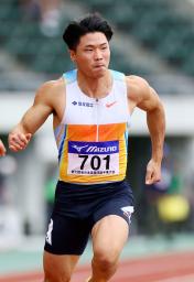 　男子１００メートルで優勝した小池祐貴＝維新みらいふスタジアム