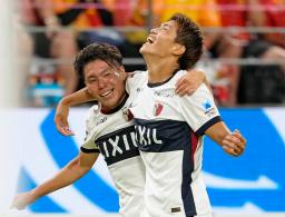 　名古屋―鹿島　後半、自身２点目となるチーム４点目のゴールを決め、喜ぶ鹿島・徳田（右）＝豊田