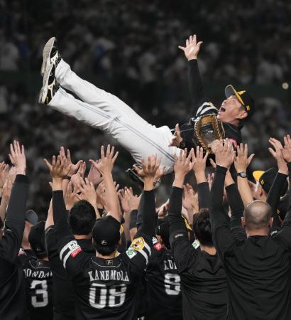 　プロ野球パ・リーグで２連覇を果たし、胴上げされるソフトバンクの小久保裕紀監督＝２７日、ベルーナドーム