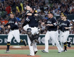 　リーグ２連覇を喜び合う杉山（手前右）と海野らソフトバンクナイン＝ベルーナドーム