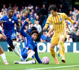 　チェルシー戦で競り合うブライトンの三笘（右）＝ロンドン（共同）