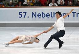 　エキシビションで演技するペアの三浦璃来（左）、木原龍一組＝オーベルストドルフ（共同）