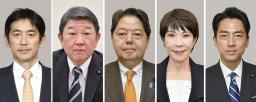 （左から）小林元経済安保相、茂木前幹事長、林官房長官、高市前経済安保相、小泉農相