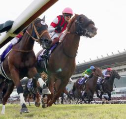 　第５９回スプリンターズステークスを制した三浦皇成騎乗のウインカーネリアン（手前右）＝中山競馬場