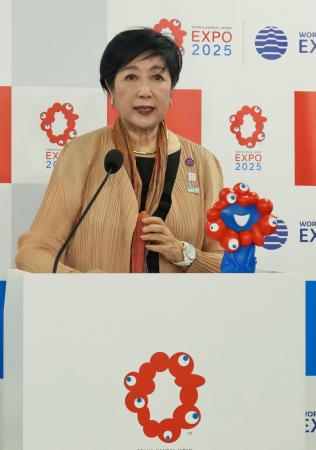 　大阪・関西万博の視察後、取材に応じる東京都の小池百合子知事＝２８日午後、大阪市此花区の夢洲