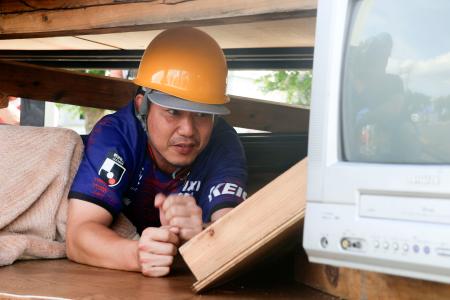 　脱出体験をする参加者＝２８日午後、東京都調布市