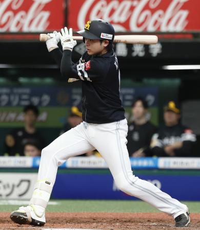 　３回ソフトバンク２死三塁、川瀬が決勝となる中前打を放つ＝ベルーナドーム