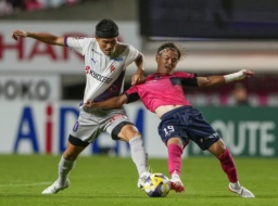 　Ｃ大阪―京都　後半、競り合う京都・鈴木（左）とＣ大阪・本間＝ヨドコウ