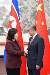 　握手する北朝鮮の崔善姫外相（左）と中国の王毅外相＝２８日、北京（中国外務省のホームページから、共同）