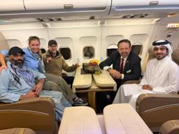 　２８日、アフガニスタンのタリバン暫定政権が解放した米国人のアミル・アミリ氏（左端）（カタール外務省提供・ＡＰ＝共同）