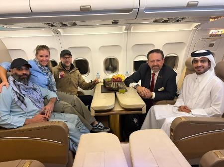 　２８日、アフガニスタンのタリバン暫定政権が解放した米国人のアミル・アミリ氏（左端）（カタール外務省提供・ＡＰ＝共同）