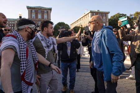 　米コロンビア大で行われたデモのさなか、言い争う親パレスチナの若者らと親イスラエルの男性＝２０２３年１０月、ニューヨーク（ＡＰ＝共同）
