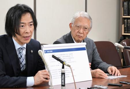 　大川原化工機を巡る冤罪事件で、検察審査会が当時の捜査員２人の不起訴を「不当」と議決したことを受け、記者会見する大川原正明社長（右）＝２９日午前、東京・霞が関の司法記者クラブ
