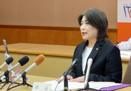 　定例記者会見する静岡県伊東市の田久保真紀市長＝２９日午前、伊東市役所