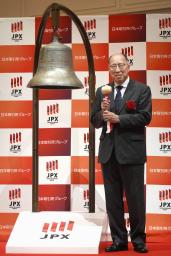 　東証プライムに上場し、記念撮影するソニーＦＧの遠藤俊英社長＝２９日午前、東京都中央区