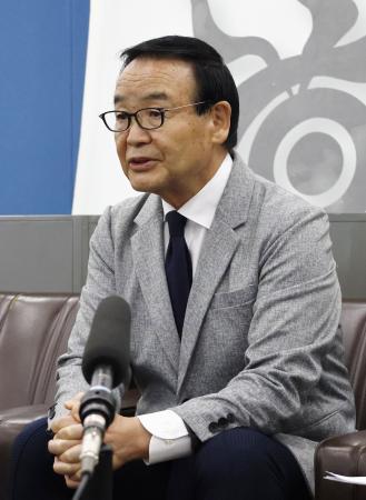 　判決後に記者会見する群馬県草津町の黒岩信忠町長＝２９日午前、群馬県庁