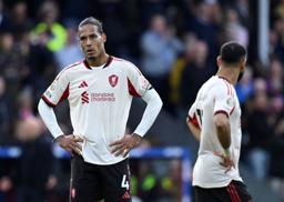 　２７日のクリスタルパレス戦に敗れ、肩を落とすリバプールの選手たち＝ロンドン（ロイター＝共同）