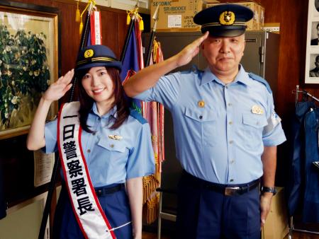 　愛知県警西尾署の一日署長を委嘱され、中島信彦署長（右）と敬礼するタレントの松井珠理奈さん＝２９日午後、西尾市の県立鶴城丘高