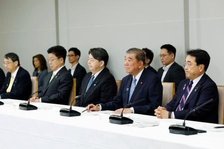 　月例経済報告等に関する関係閣僚会議に臨む石破首相（右から２人目）ら＝２９日午後、首相官邸