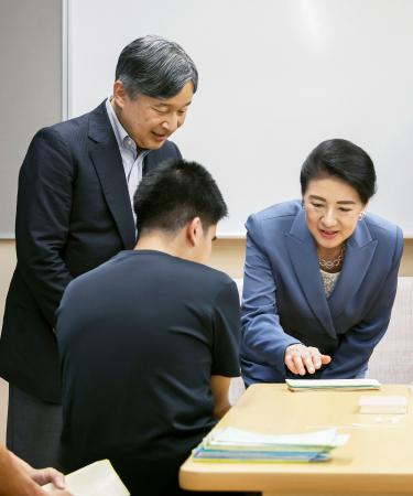 　滋賀県立盲学校で授業を見学される天皇、皇后両陛下＝２９日午後、彦根市（代表撮影）