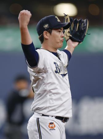 　完封で１１勝目を挙げ、ガッツポーズするオリックス・九里＝京セラドーム