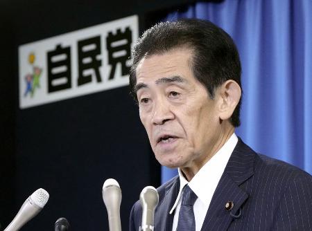 　記者会見する総裁選挙管理委員会の逢沢一郎委員長＝２２日、東京・永田町の党本部