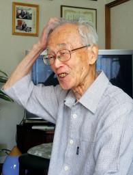 　取材に応じる片桐重男さん＝９日、東京都国分寺市