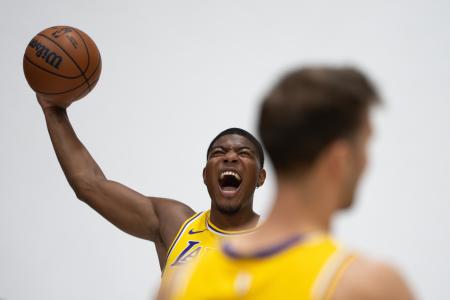 　写真撮影に応じるＮＢＡレーカーズの八村塁＝２９日（ＡＰ＝共同）