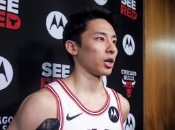 　メディアデーで取材に応じる、ブルズとツーウエー契約の河村＝２９日、シカゴ（共同）