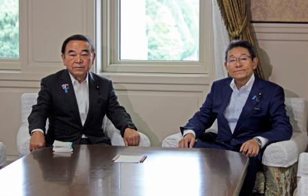 　会談に臨む自民党の坂本国対委員長（左）と立憲民主党の笠国対委員長＝３０日午前、国会