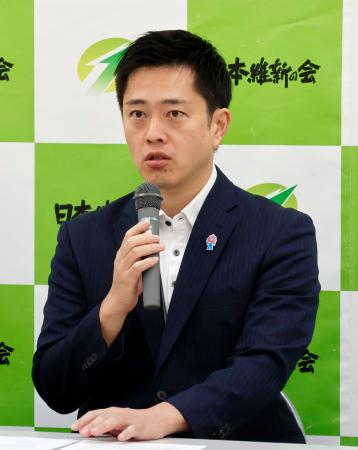 　「副首都」構想を巡るプロジェクトチーム会合であいさつする日本維新の会の吉村洋文代表＝３０日午前、大阪市中央区