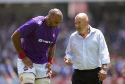 　ラグビーのテストマッチのウェールズ戦前、リーチ（左）と話すジョーンズＨＣ＝７月、ミクニワールドスタジアム北九州