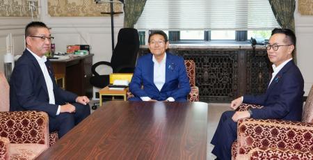 　会談に臨む（左から）日本維新の会の遠藤国対委員長、立憲民主党の笠国対委員長、国民民主党の古川国対委員長＝３０日午後、国会