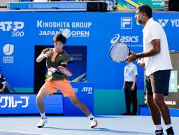 　ダブルス決勝でプレーする柚木武（左）、ロハン・ボパンナ組＝有明コロシアム