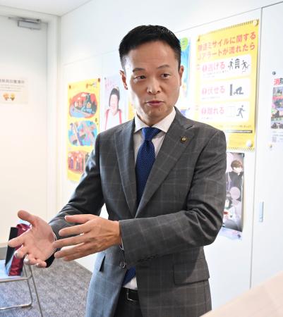 　大阪府貝塚市役所で取材に応じる酒井了市長＝３０日午前