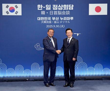 　会談前に、韓国の李在明大統領（右）と握手する石破首相＝３０日、釜山（共同）