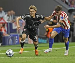 　アトレチコ・マドリード戦で競り合うＥフランクフルトの堂安（左）＝マドリード（共同）