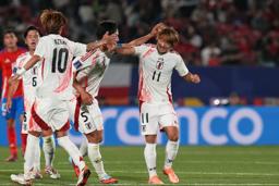 　９月３０日、サッカーのＵ―２０Ｗ杯のチリ戦で２点目のゴールを決めた横山（右）＝サンティアゴ（ＡＰ＝共同）