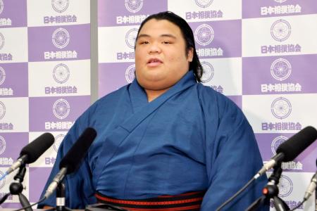 　新十両昇進を決め、記者会見する五島改め藤凌駕＝１日、両国国技館