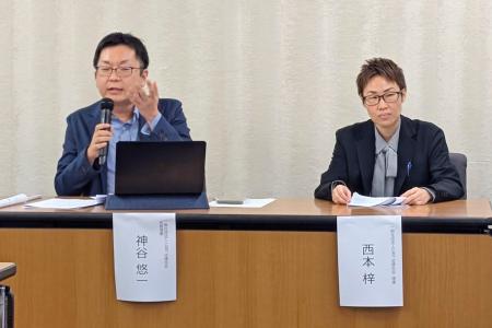 　記者会見するＬＧＢＴ法連合会の神谷悠一代表理事（左）ら＝１日午前、厚労省