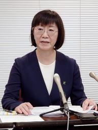 　記者会見する神奈川県立がんセンターの酒井リカ病院長＝１日午後、神奈川県庁