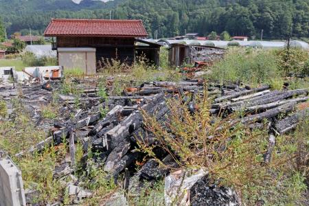 　放火で全焼した古民家跡＝９月１７日、岐阜県飛騨市神岡町