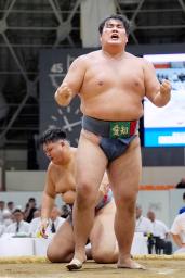 　成年男子個人で優勝し喜ぶ愛知・杉本弘樹。奥は敗れた神奈川のリビル・クリストファー＝県民共済ドーム長浜