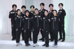 　記者会見を終え、記念撮影に応じる（前列左から）千葉百音、樋口新葉、坂本花織、渡辺倫果、島田麻央、（後列左から）三浦佳生、佐藤駿、鍵山優真、山本草太、壷井達也、中田璃士＝１日、東京都新宿区