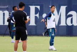 　練習するＪ１横浜Ｍの喜田主将（右）＝神奈川県横須賀市