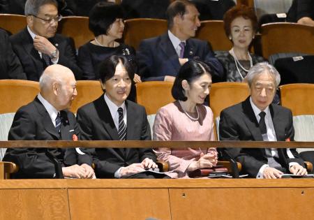 　第８０回文化庁芸術祭オープニング公演のオペラ「ラ・ボエーム」を鑑賞するため、新国立劇場に到着された秋篠宮ご夫妻＝１日午後、東京都渋谷区（代表撮影）