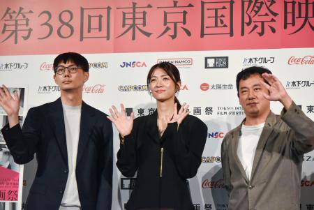 　第３８回東京国際映画祭のラインアップ発表会でカメラに手を振る（左から）坂下雄一郎監督、滝内公美さん、中川龍太郎監督＝１日午後、東京都千代田区