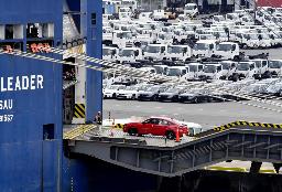 　横浜港で船積みされる自動車
