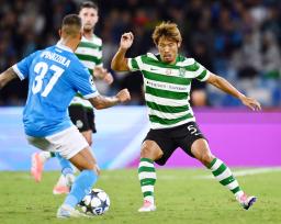 　ナポリ戦の後半、競り合うスポルティングの守田＝ナポリ（共同）